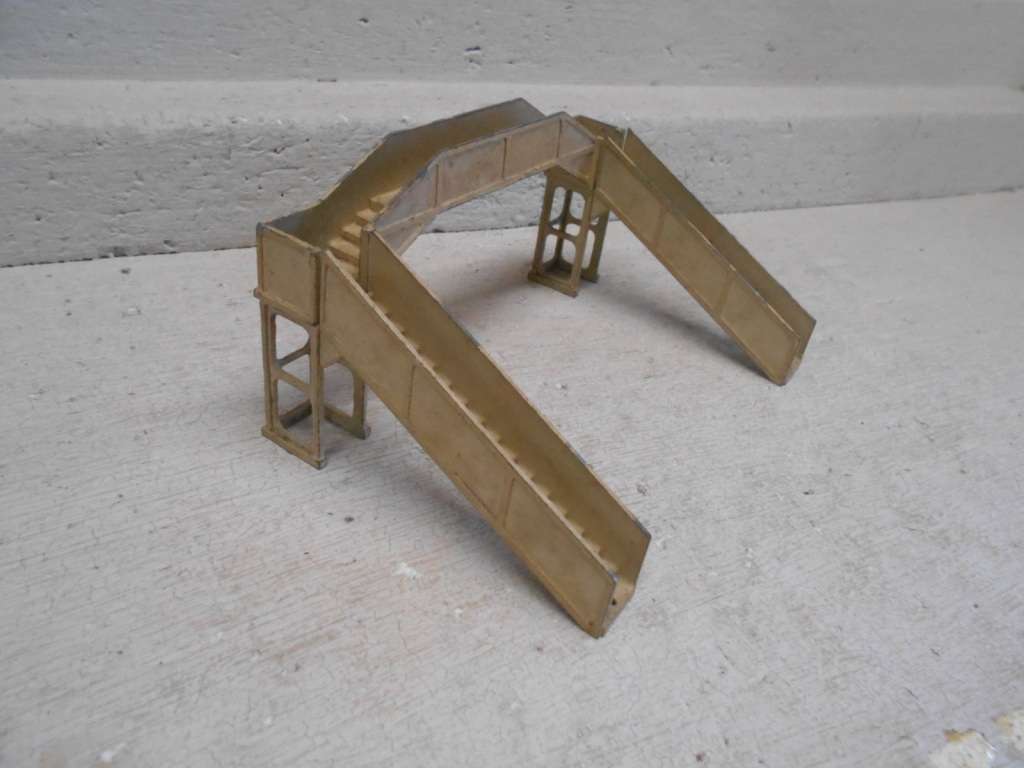 OO SCALE - HORNBY DUBLO - METAL RAIL FOOD BRIDGE
