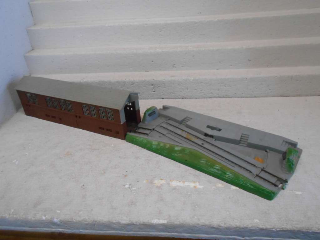 HO SCALE - LIMA - SWIVEL ENGINE SHED