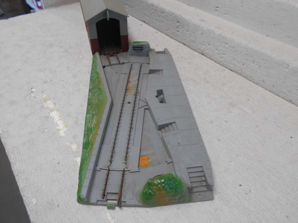 HO SCALE - LIMA - SWIVEL ENGINE SHED