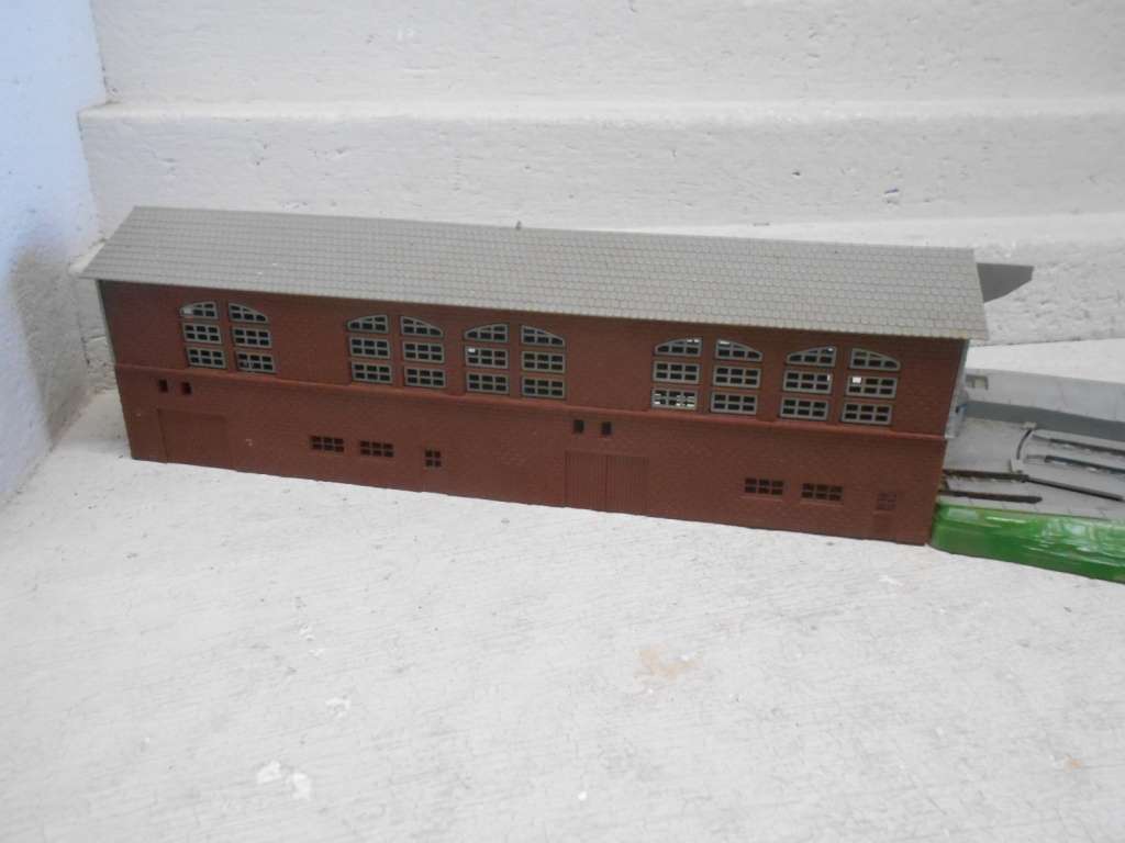 HO SCALE - LIMA - SWIVEL ENGINE SHED