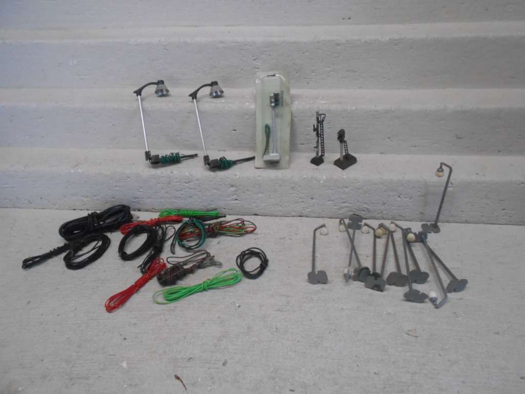 HO SCALE - RAIL SIGNAL + VARIOUS BITS & PIECES