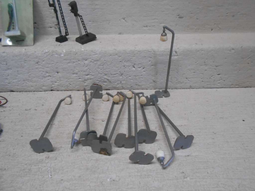 HO SCALE - RAIL SIGNAL + VARIOUS BITS & PIECES