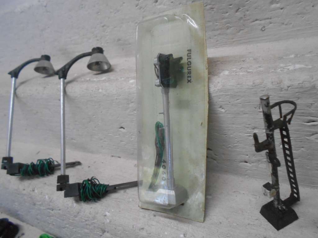 HO SCALE - RAIL SIGNAL + VARIOUS BITS & PIECES