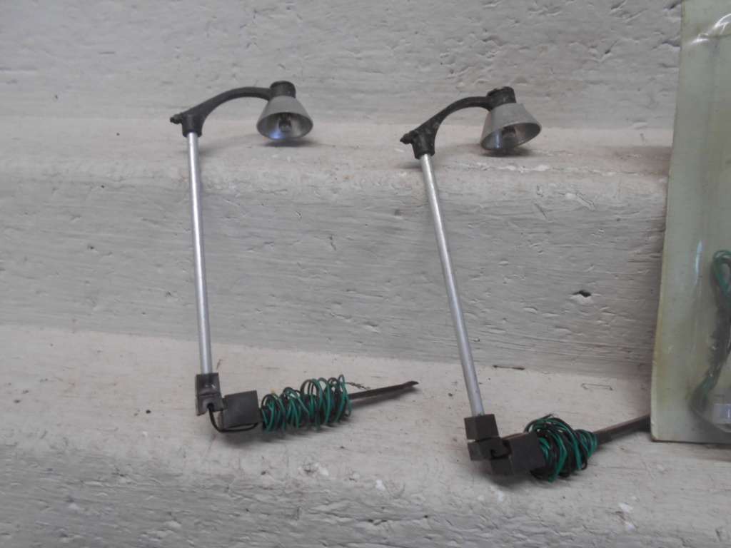 HO SCALE - RAIL SIGNAL + VARIOUS BITS & PIECES