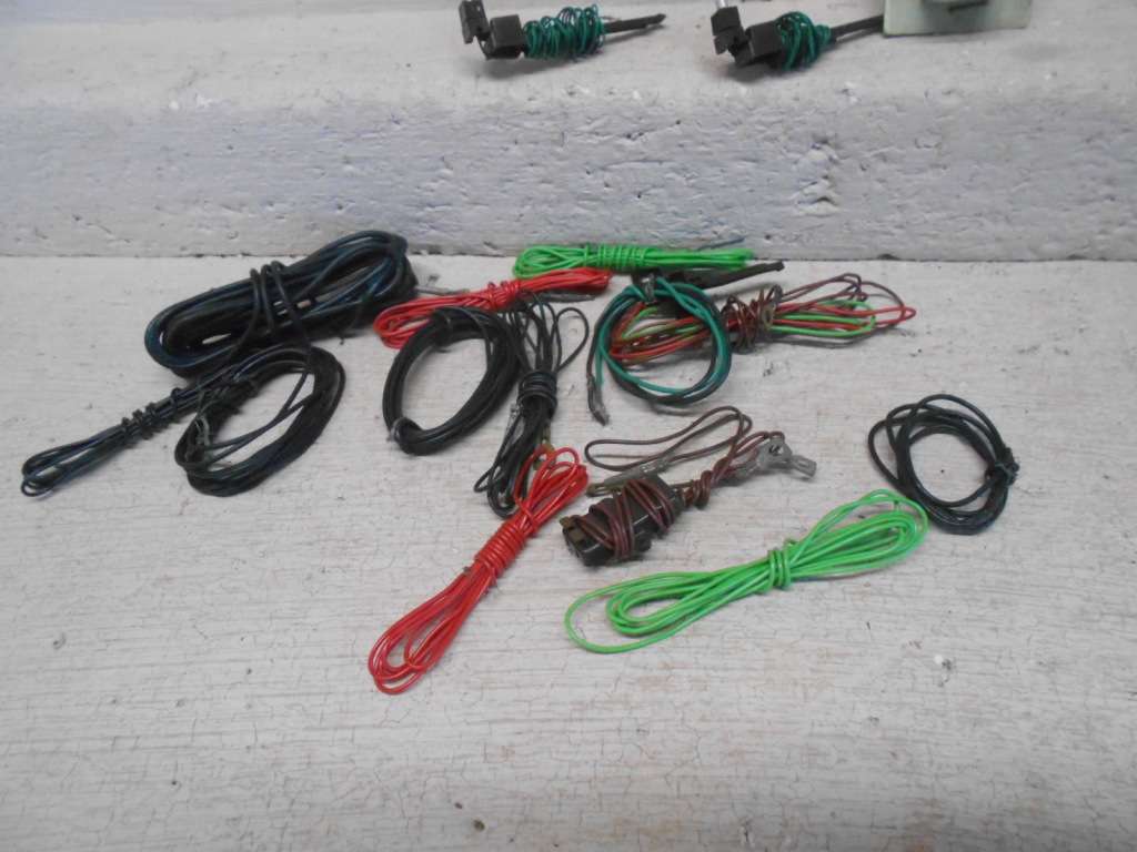 HO SCALE - RAIL SIGNAL + VARIOUS BITS & PIECES