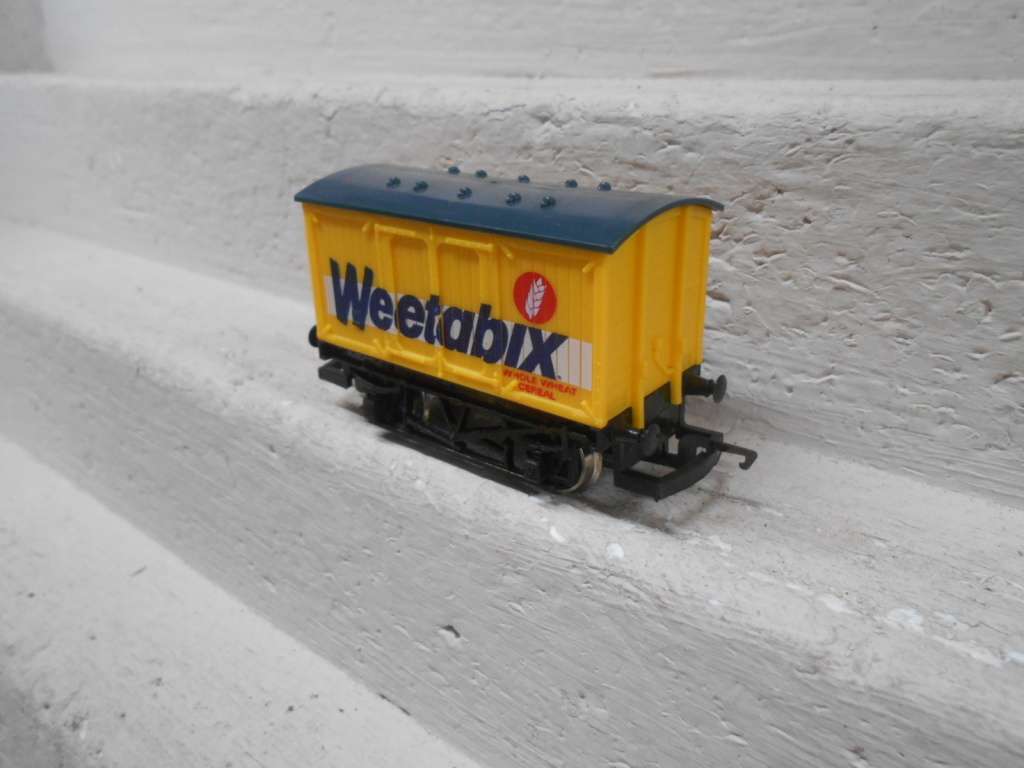 OO SCALE - HORNBY - WEETABIX BOX CAR - BOXED
