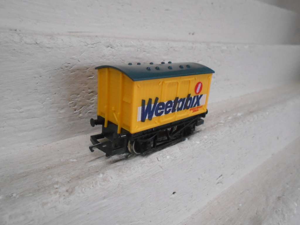 OO SCALE - HORNBY - WEETABIX BOX CAR - BOXED