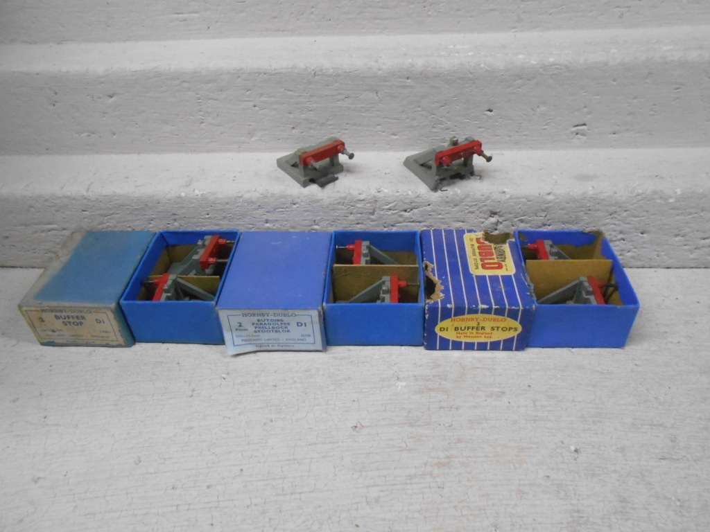 OO SCALE - HORNBY DUBLO - BUFFER STOPS - X8 - BOXED