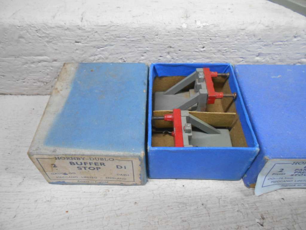 OO SCALE - HORNBY DUBLO - BUFFER STOPS - X8 - BOXED