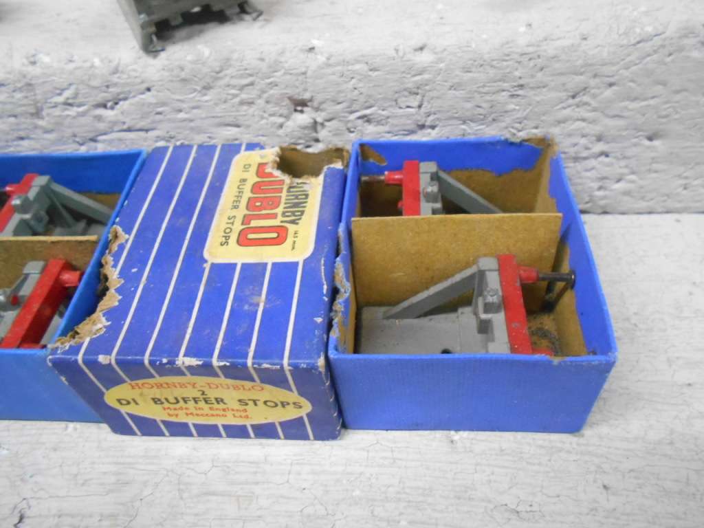 OO SCALE - HORNBY DUBLO - BUFFER STOPS - X8 - BOXED