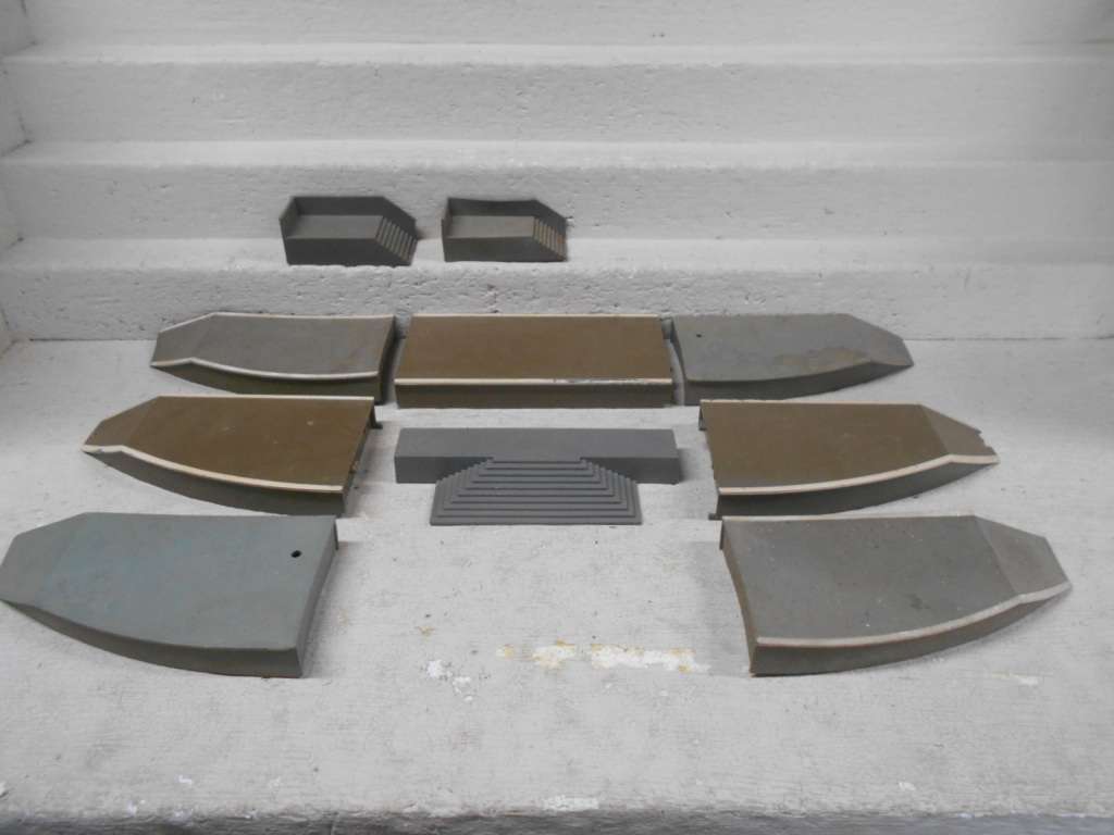 OO SCALE - TRIANG - STATION PLATFORM & EQUIPMENT