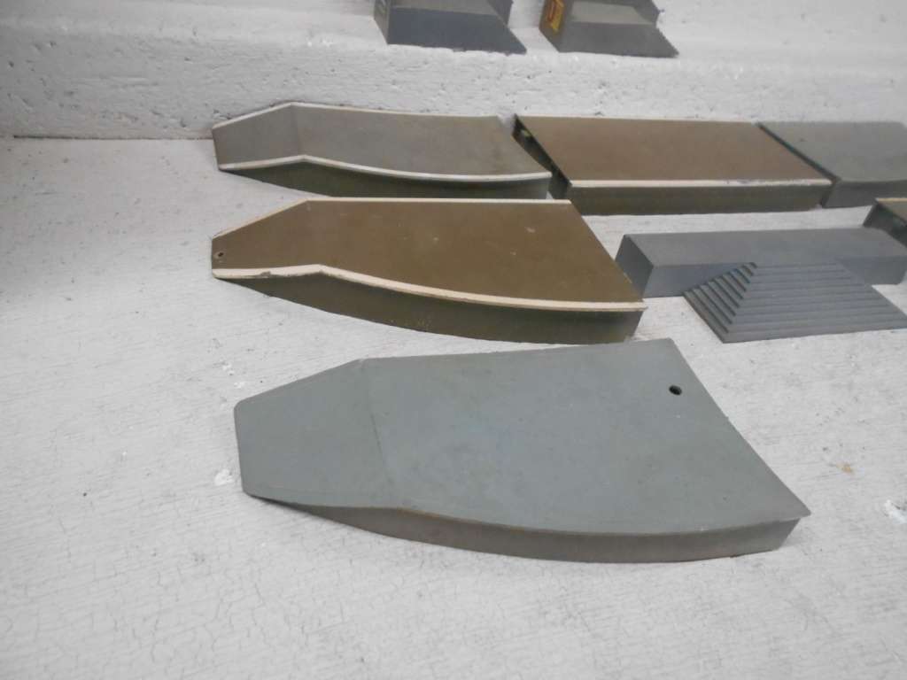 OO SCALE - TRIANG - STATION PLATFORM & EQUIPMENT