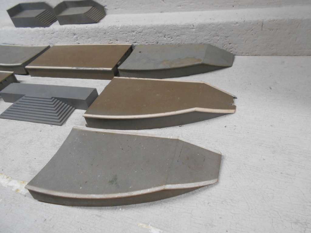 OO SCALE - TRIANG - STATION PLATFORM & EQUIPMENT