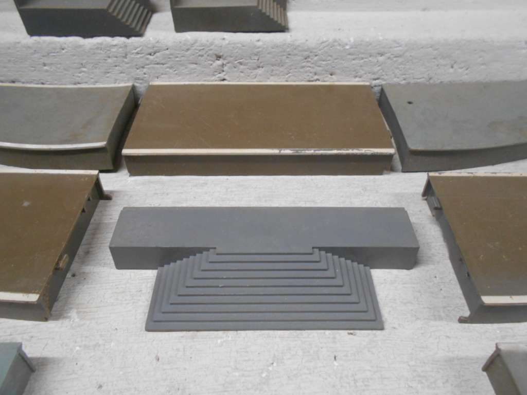 OO SCALE - TRIANG - STATION PLATFORM & EQUIPMENT