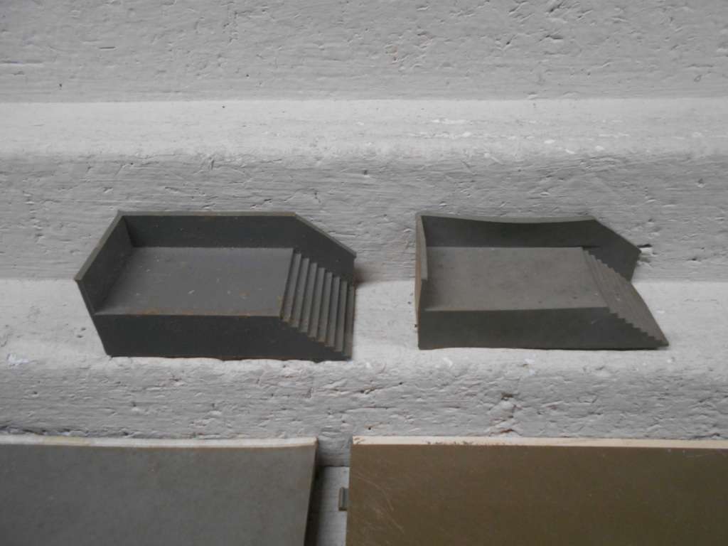 OO SCALE - TRIANG - STATION PLATFORM & EQUIPMENT