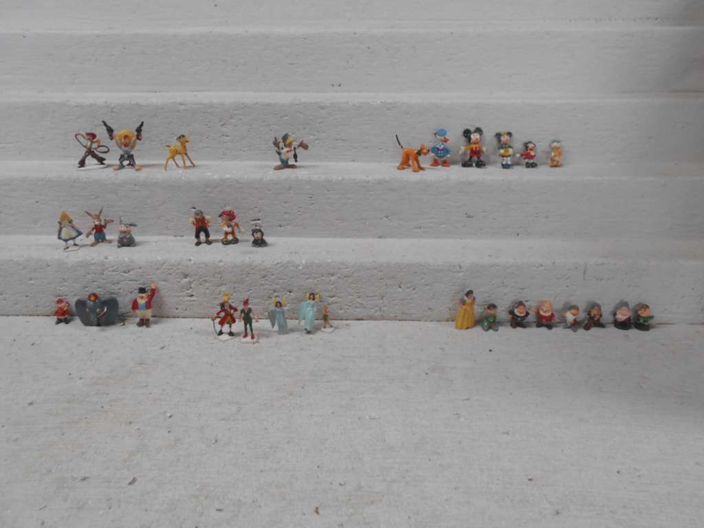 VARIOUS DISNEY FIGURINES - X33