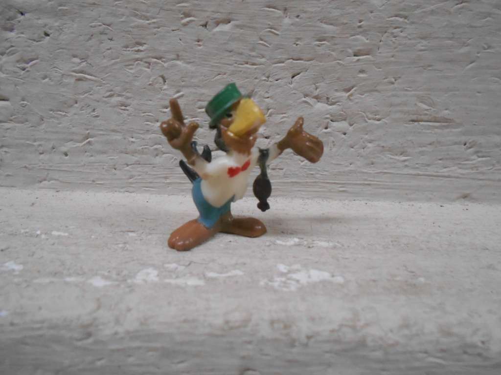 VARIOUS DISNEY FIGURINES - X33