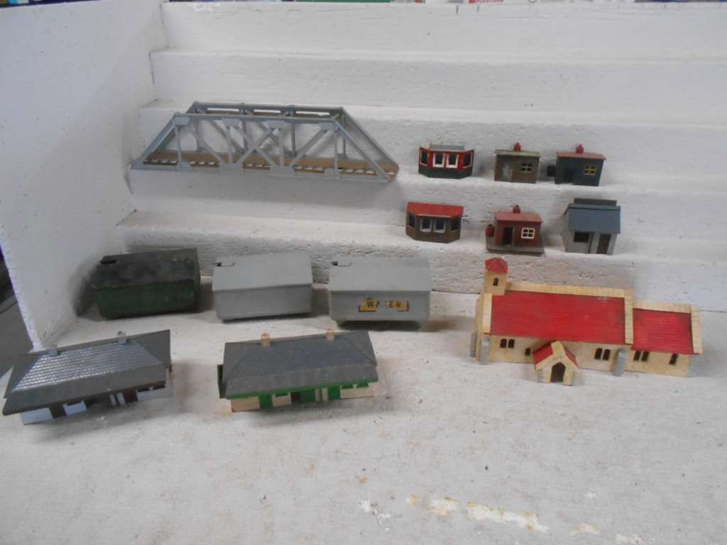HO / OO SCALE - VARIOUS AIRFIX BUILDINGS & EQUIPMENT