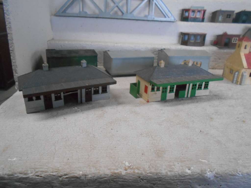 HO / OO SCALE - VARIOUS AIRFIX BUILDINGS & EQUIPMENT