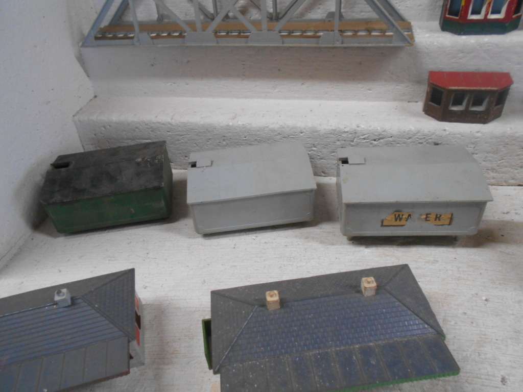 HO / OO SCALE - VARIOUS AIRFIX BUILDINGS & EQUIPMENT