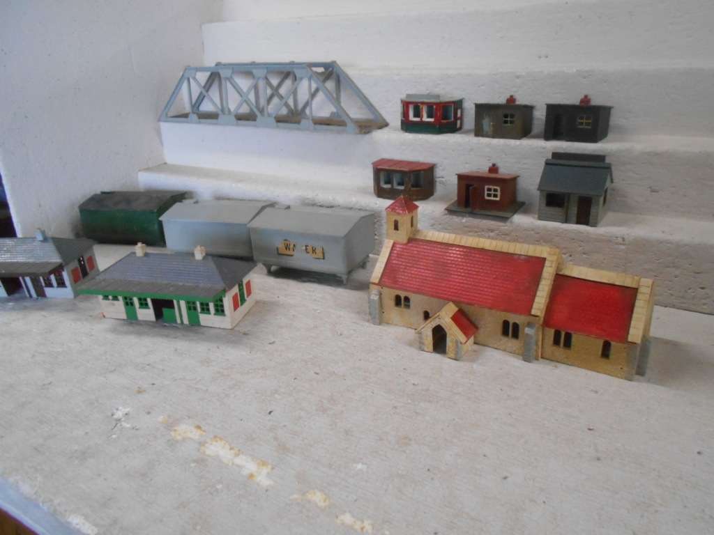 HO / OO SCALE - VARIOUS AIRFIX BUILDINGS & EQUIPMENT