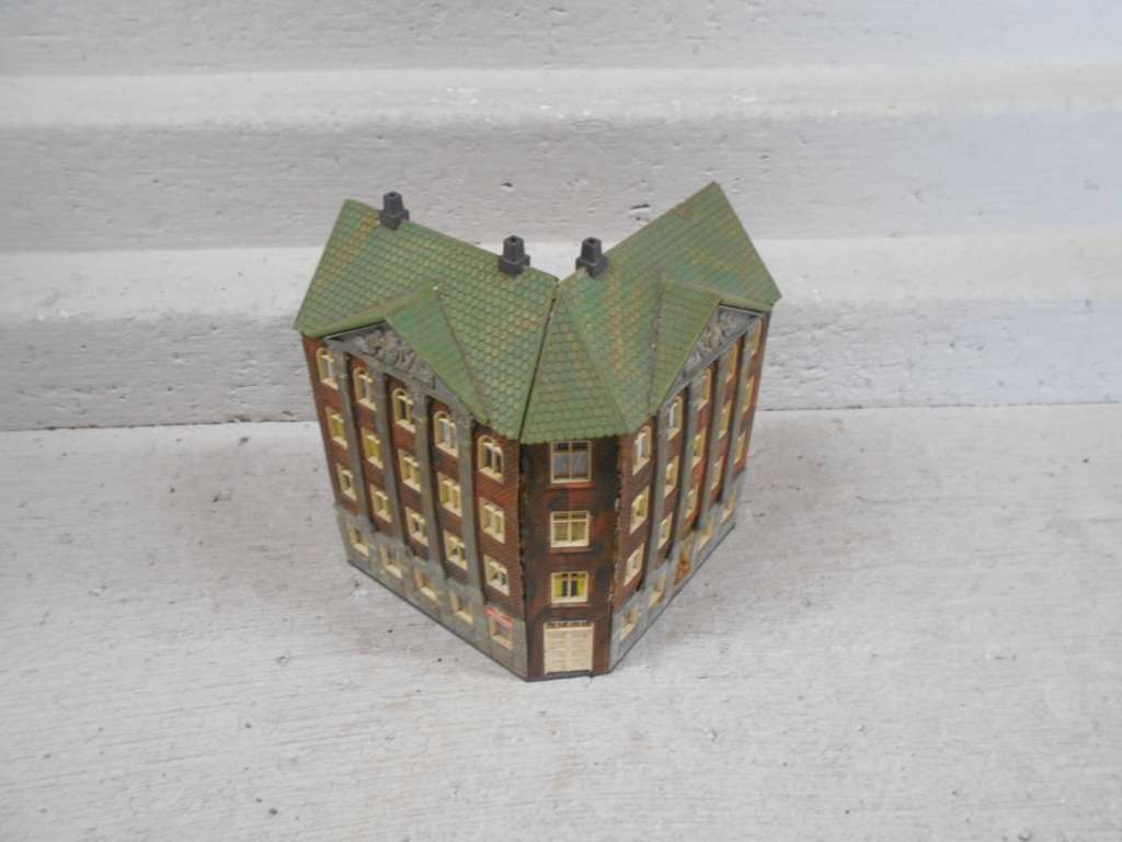 HO SCALE - CORNER BANK BUILDING