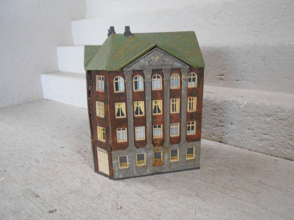 HO SCALE - CORNER BANK BUILDING