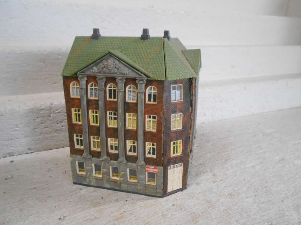 HO SCALE - CORNER BANK BUILDING