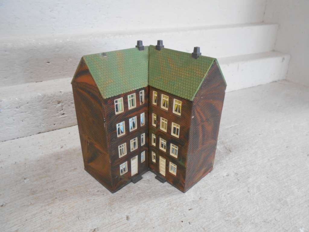HO SCALE - CORNER BANK BUILDING