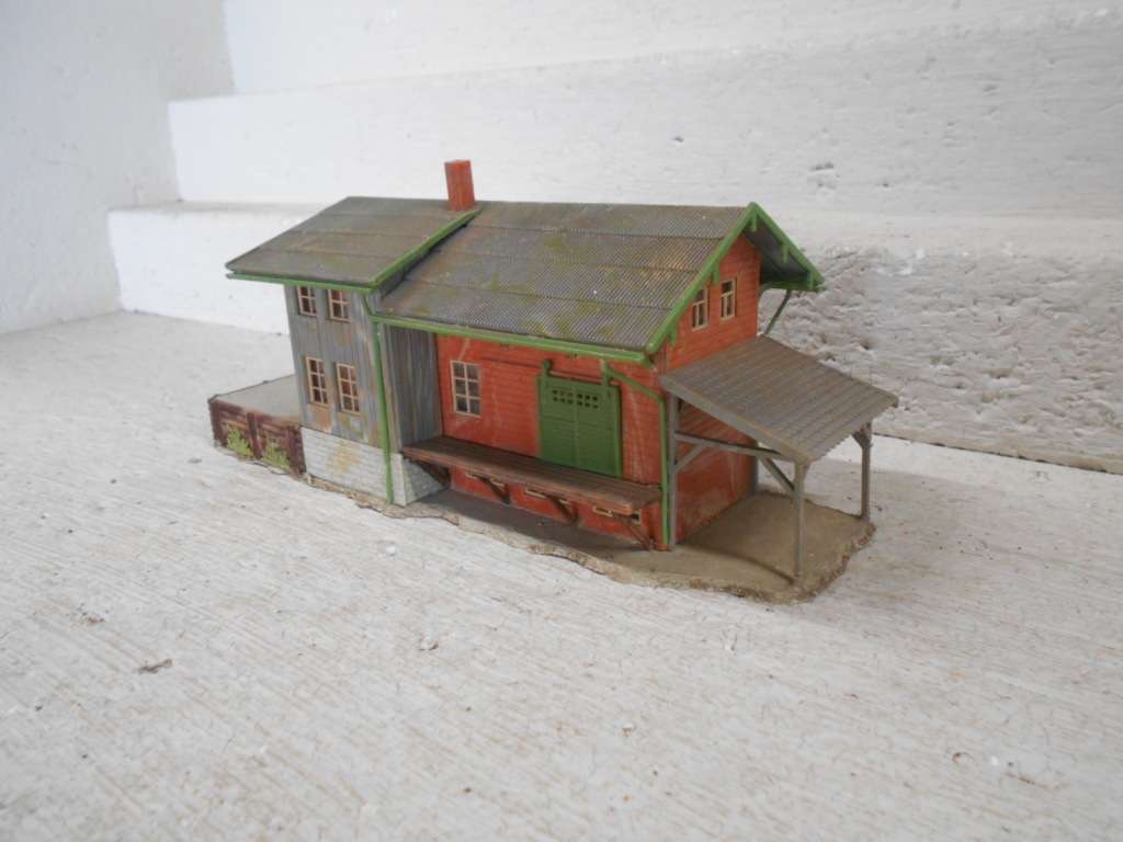 HO SCALE - FALLER - STATION SHED