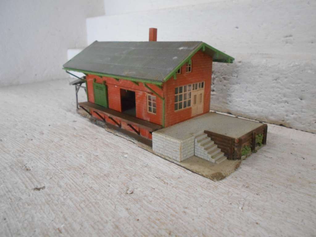 HO SCALE - FALLER - STATION SHED