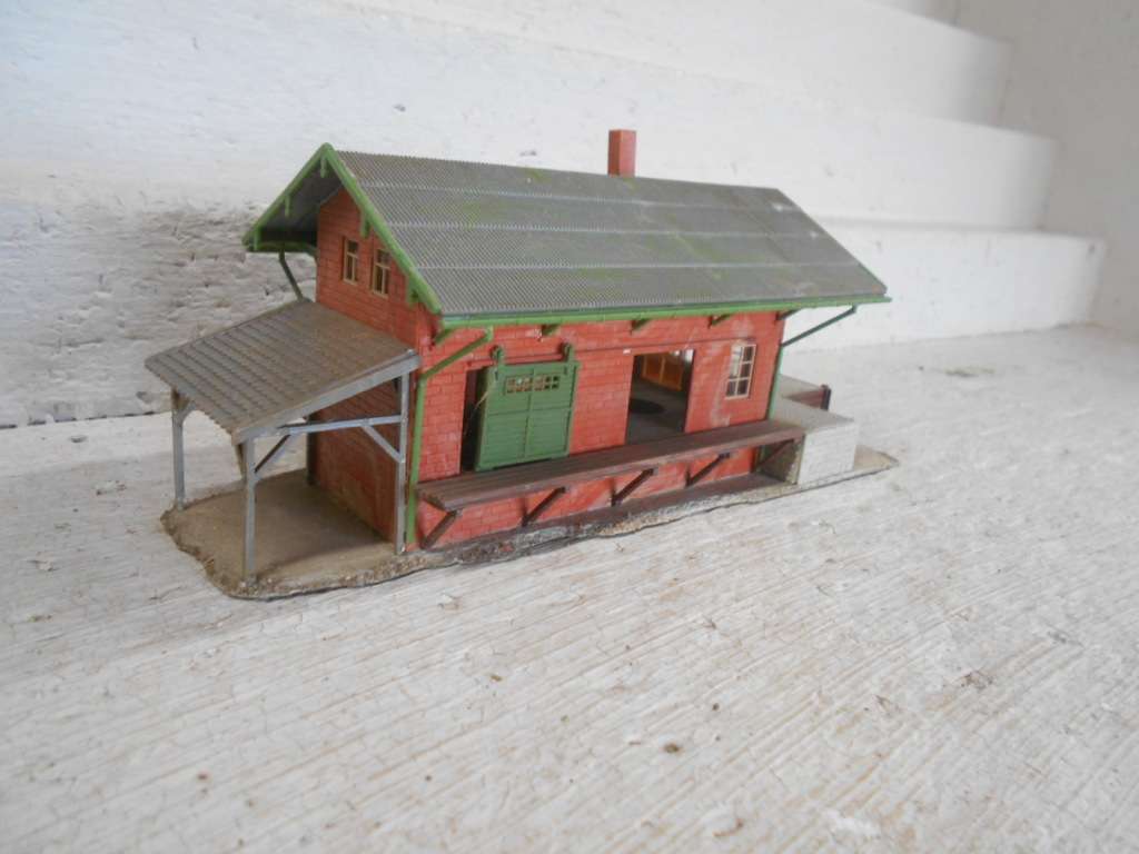 HO SCALE - FALLER - STATION SHED