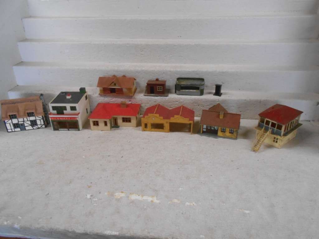 HO SCALE - VARIOUS BUILDINGS - X10