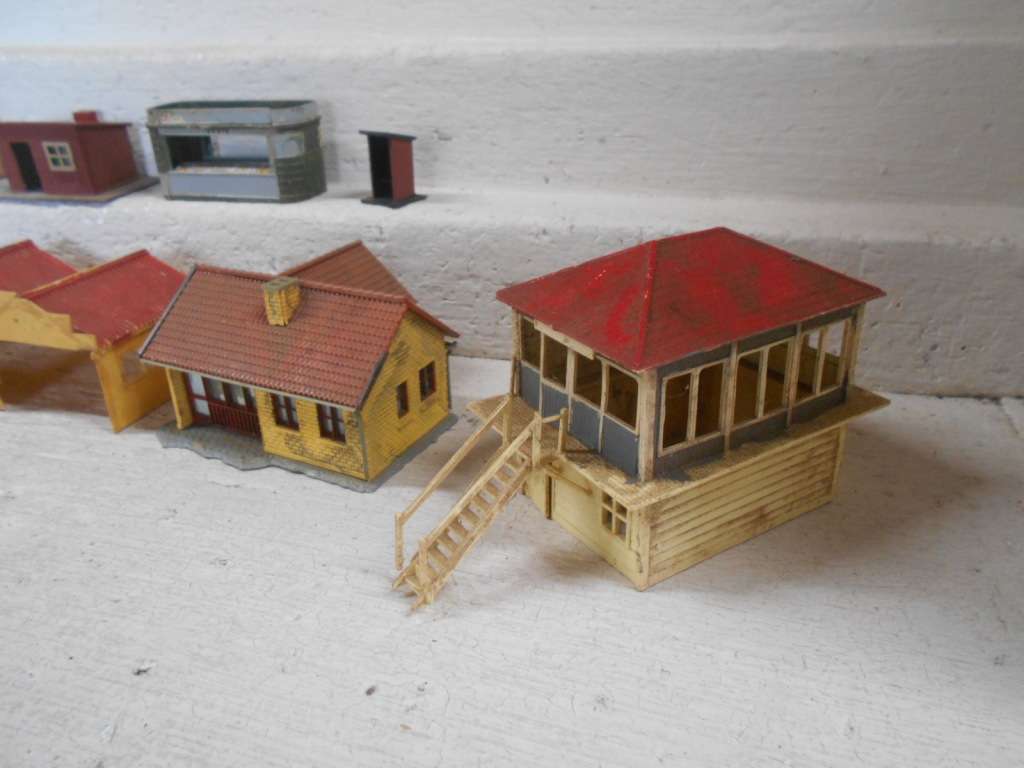 HO SCALE - VARIOUS BUILDINGS - X10