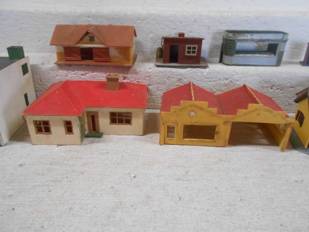 HO SCALE - VARIOUS BUILDINGS - X10