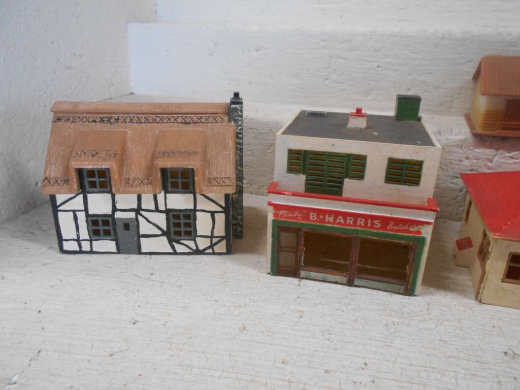 HO SCALE - VARIOUS BUILDINGS - X10
