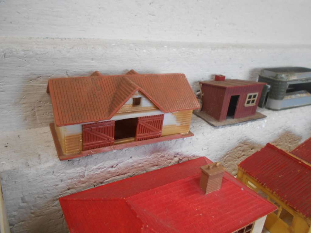 HO SCALE - VARIOUS BUILDINGS - X10