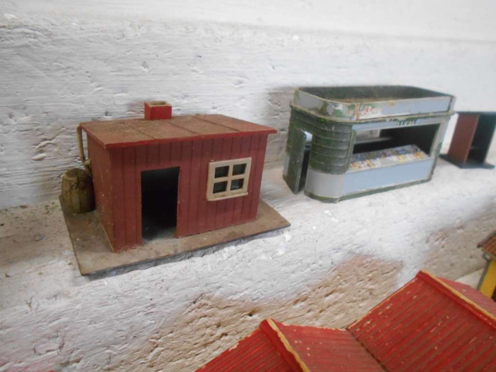 HO SCALE - VARIOUS BUILDINGS - X10