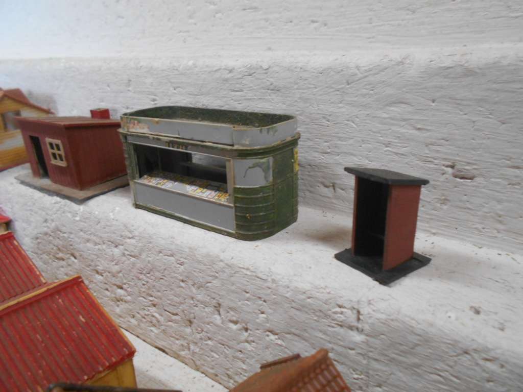 HO SCALE - VARIOUS BUILDINGS - X10