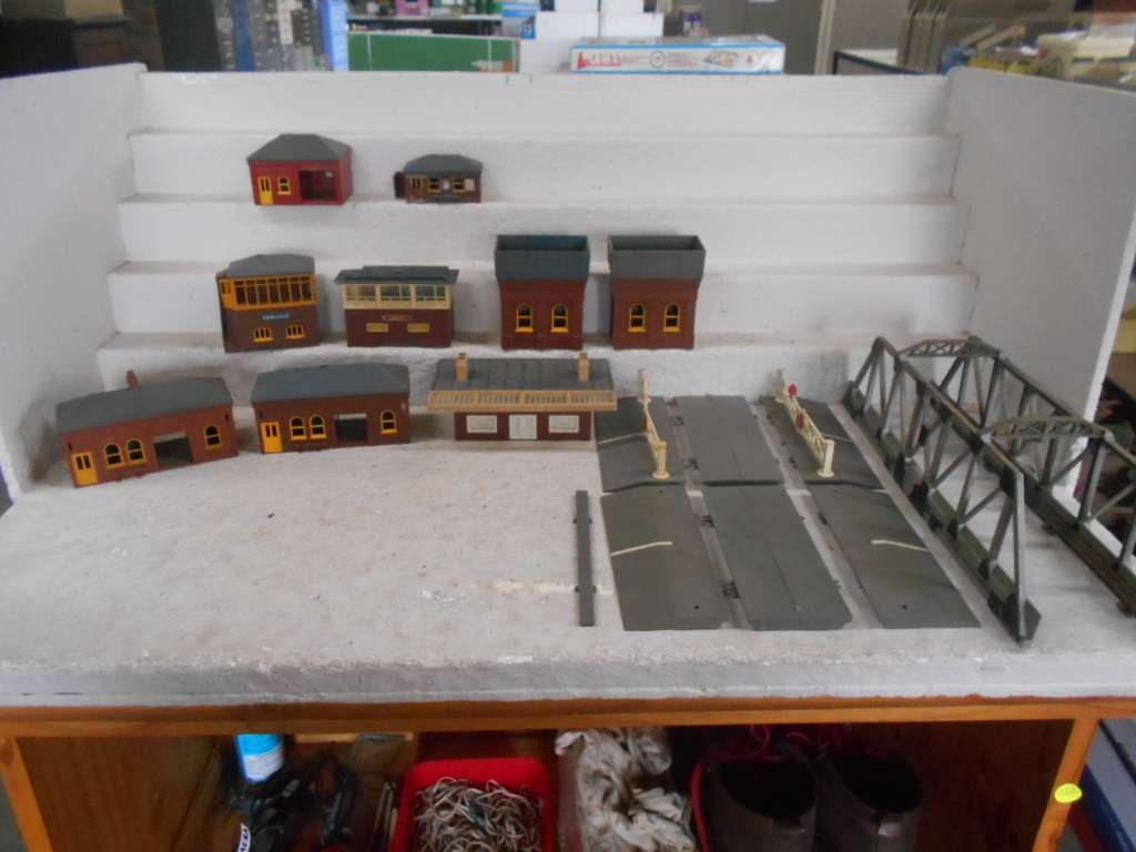 OO SCALE - TRIANG - BUILDINGS, BRIDGE & EQUIPMENT