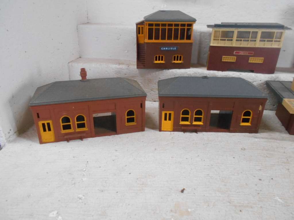 OO SCALE - TRIANG - BUILDINGS, BRIDGE & EQUIPMENT