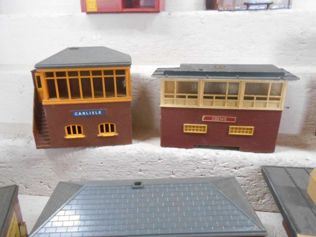 OO SCALE - TRIANG - BUILDINGS, BRIDGE & EQUIPMENT