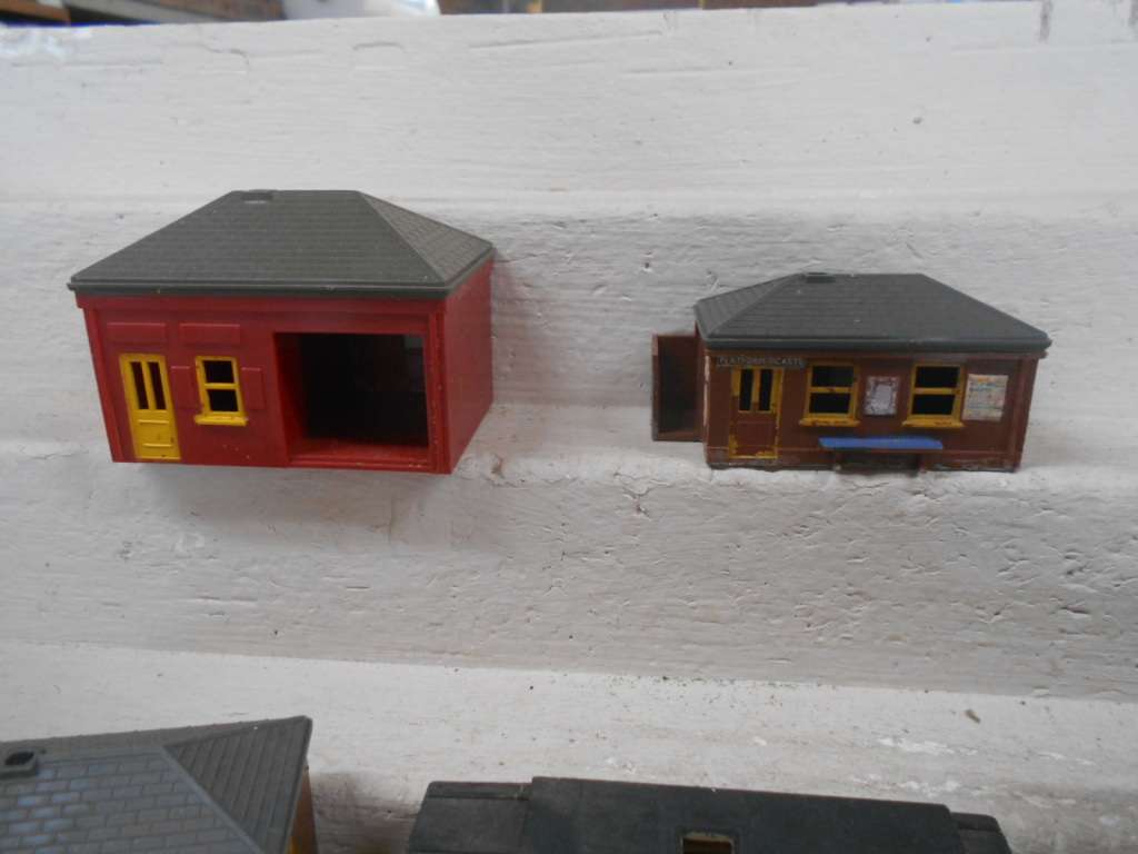 OO SCALE - TRIANG - BUILDINGS, BRIDGE & EQUIPMENT