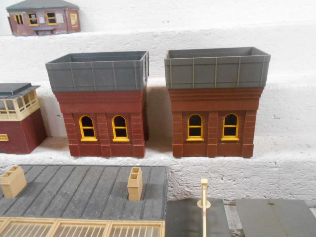 OO SCALE - TRIANG - BUILDINGS, BRIDGE & EQUIPMENT