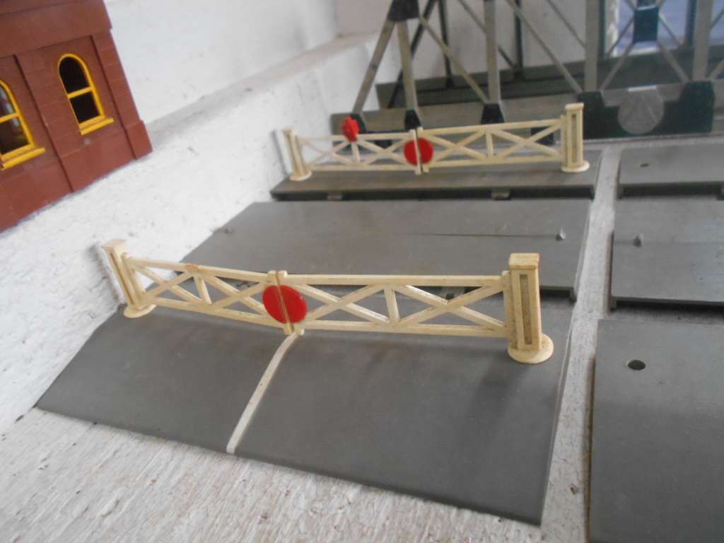 OO SCALE - TRIANG - BUILDINGS, BRIDGE & EQUIPMENT