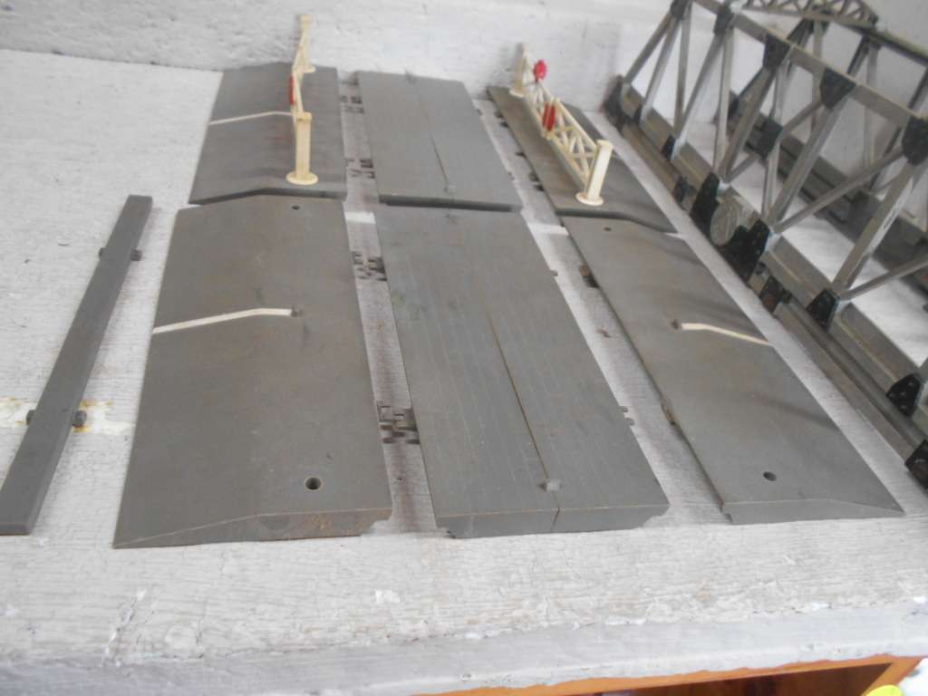 OO SCALE - TRIANG - BUILDINGS, BRIDGE & EQUIPMENT