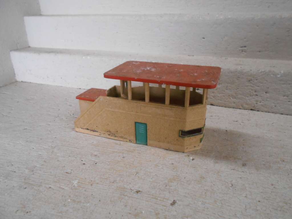 OO SCALE - HORNBY DUBLO - CONTROL TOWER
