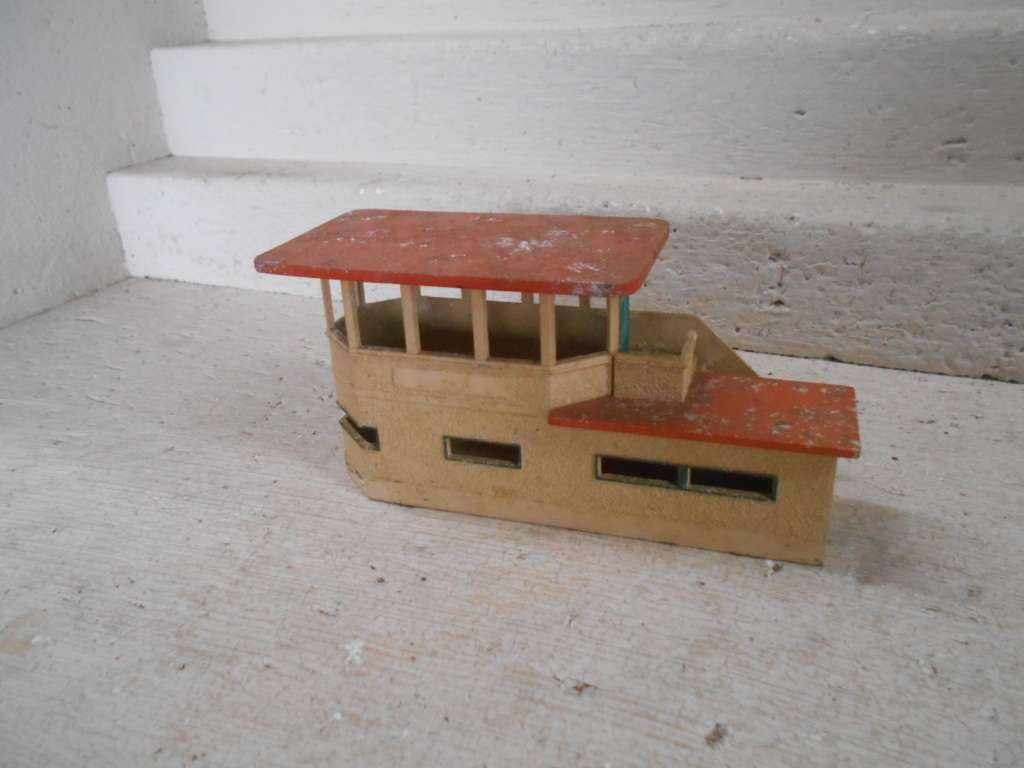 OO SCALE - HORNBY DUBLO - CONTROL TOWER