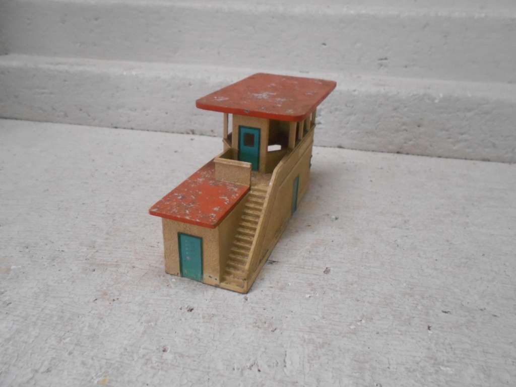 OO SCALE - HORNBY DUBLO - CONTROL TOWER