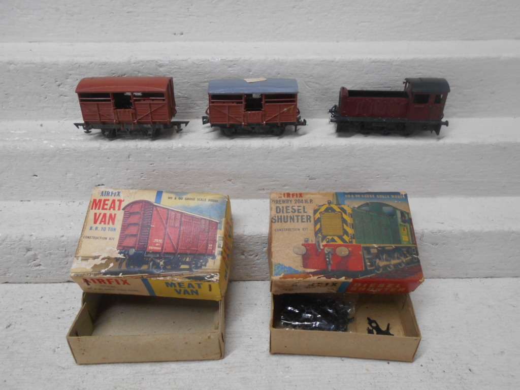 OO SCALE - AIRFIX - DUMMY DIESEL + X2 BOX CARS